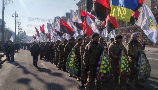 La marche des anciens combattants se déroule sur Khrechtchatyk