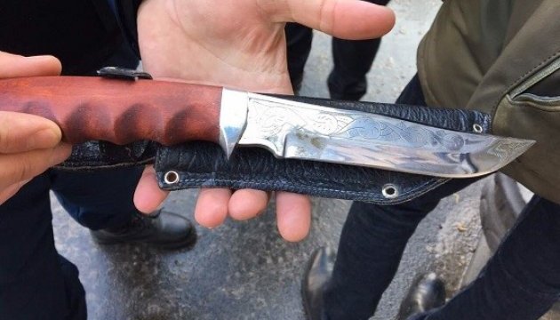У центрі Києва затримали двох громадян із ножами
