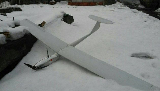 La police ukrainienne d’Avdiyivka a retrouvé un drone russe dans un potager privé. 
