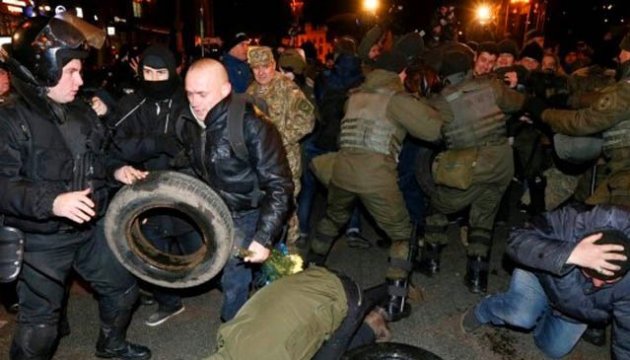 А зараз – спроба організувати «майдан двофамільців» А зараз – спроба організувати «майдан двофамільців»