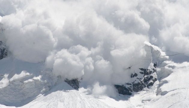 Le Service national d'urgence avertit d'un fort risque d'avalanches dans les Carpates ukrainiennes
