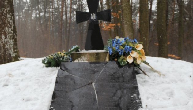 Українці почистили сплюндрований пам’ятник воїнам УПА у Польщі