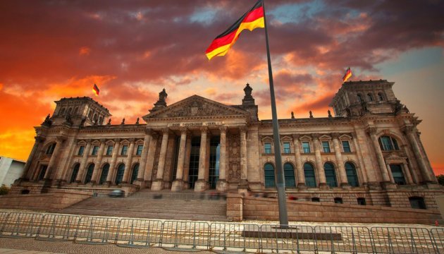 Inexpressible pettiness of being: mini-Reichstag for ‘Putinjugend’