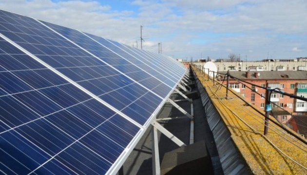 У Житомирі на даху багатоповерхівки встановили сонячні батареї