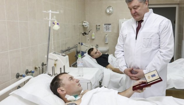 У дніпровській лікарні Порошенко нагородив захисників Авдіївки