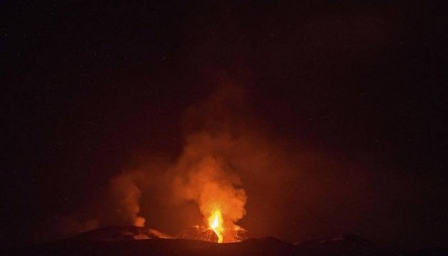 Найбільший в Європі вулкан вибухнув вогнем