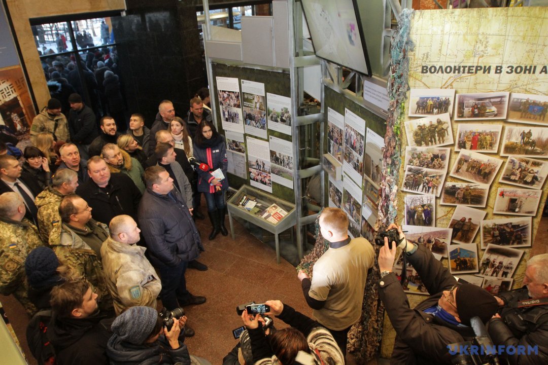 Відвідувачі роздивляються експонати у приміщенні діорами 