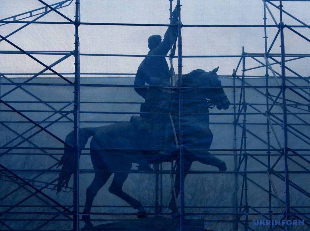 У Києві невідомі залишили коня Щорса без ноги. Фото: Данііл Шамкін