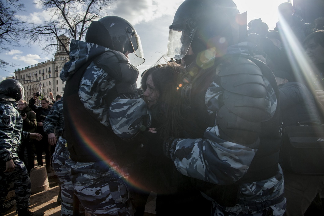 Полиция задерживает одну из участниц митинга. Фото: Влад Докшин / Новая газета Полиция задерживает одну из участниц митинга. Фото: Влад Докшин / Новая газета