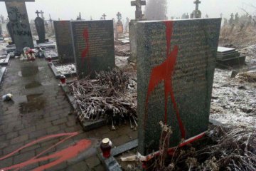 Поліція порушила справи за наругу над пам'ятниками полякам у Львові й Підкамені