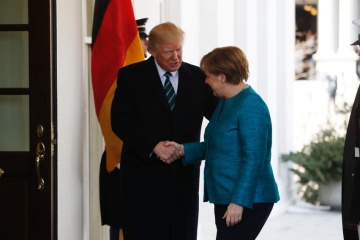 Trump y Merkel discuten el apoyo a reformas económicas en Ucrania