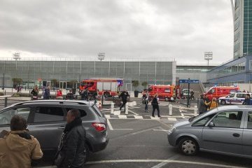 В парижском аэропорту открыли стрельбу и взяли заложников, идет эвакуация