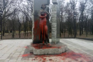 Полиция ищет вандалов, которые облили краской памятник Елене Телиге