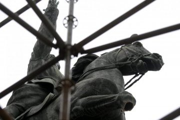 Поліція Києва задокументувала “відсутність ноги” у коня Щорса