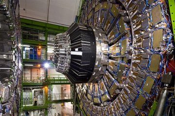 Тут розшифровують дані адронного колайдера і роблять атом безпечним