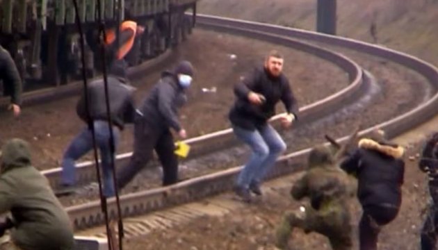 Между папуасом в марлевой маске и матросом Железняком Между папуасом в марлевой маске и матросом Железняком