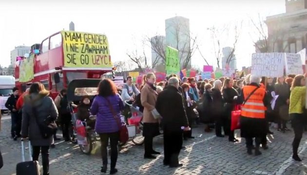 Тисячі поляків провели маніфестації на захист прав жінок
