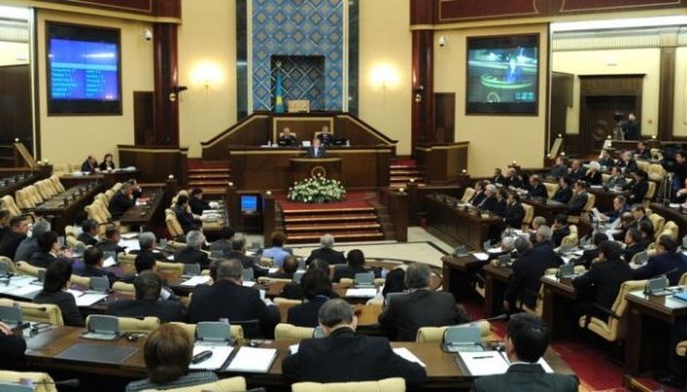Парламент Казахстану проголосував за розширення своїх повноважень 