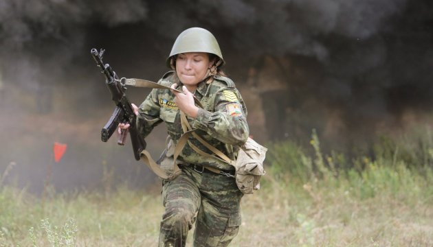 Petro Porochenko: 54 000 femmes font leur service dans l’armée ukrainienne