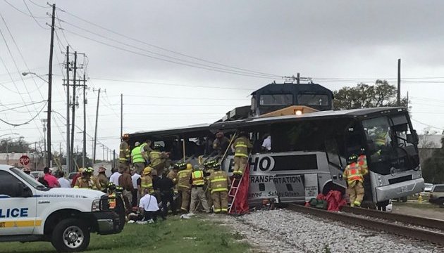 Страшна ДТП в США: поїзд протаранив автобус, є загиблі