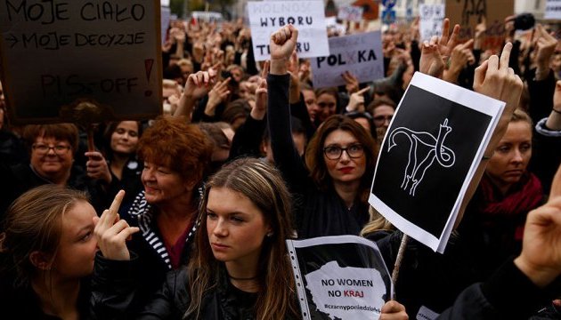 У польських містах жінки масово протестували проти обмеження своїх прав