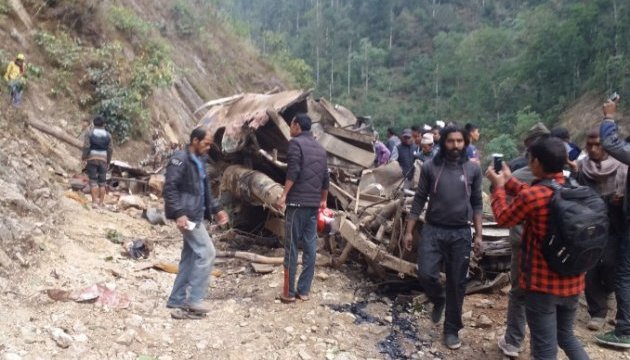 У Непалі автобус зійшов з дороги, загинуло 26 осіб