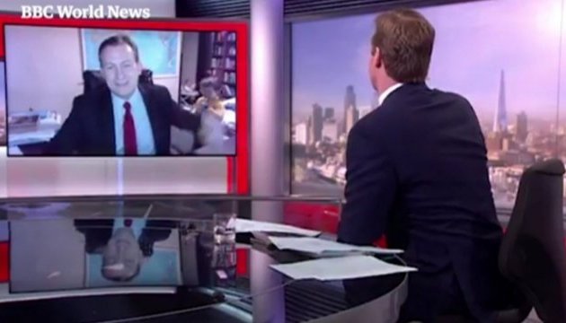 Дети чуть не сорвали прямое включение профессора на BBC Дети чуть не сорвали прямое включение профессора на BBC