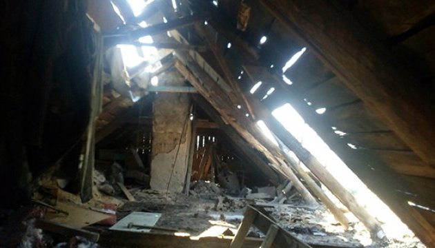 Обстріли бойовиків пошкодили 10 будинків у Мар'їнці та Красногорівці