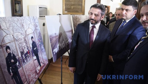 Гройсман в Анкарі відвідав фотовиставку до річниці окупації Криму