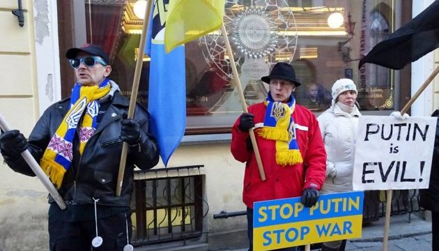У Таллінні естонські та українські активісти пікетували Посольство РФ