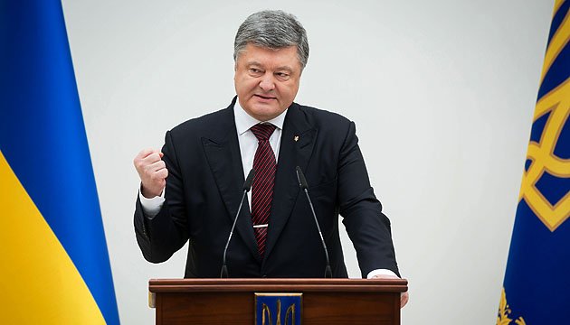 Порошенко: Політикам корисно приймати холодний душ історії