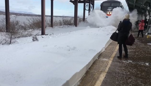 „Schnee-Tsunami“: Hochgeschwindigkeitszug überschüttet Passagiere mit Schnee