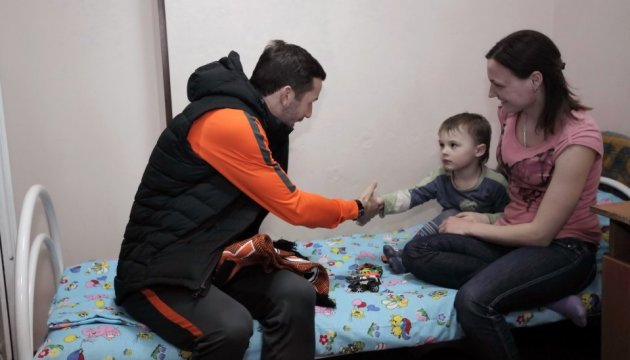 Los futbolistas del Shakhtar visitan un hospital infantil en Járkiv