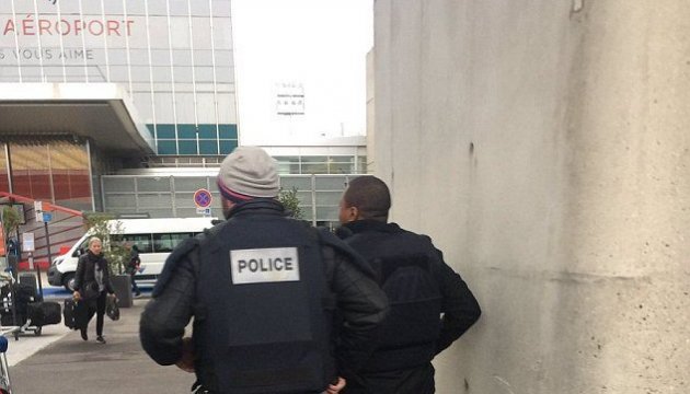 Прокуратура Парижа розслідує напад у аеропорту Орлі як теракт
