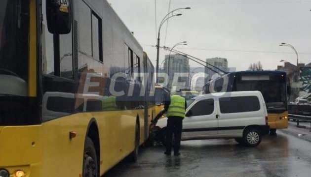 У Києві п’яний водій в’їхав у тролейбус