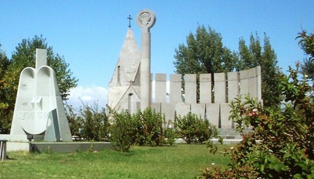 У Вірменії вимагають поховати 