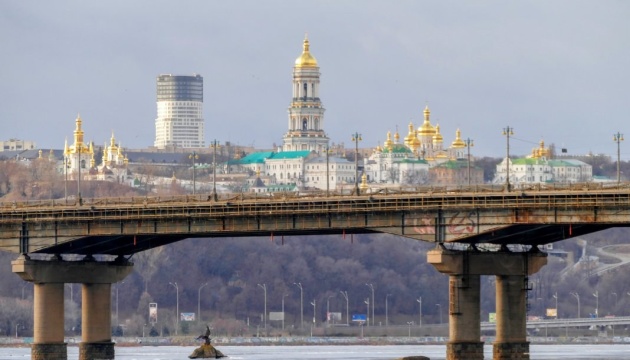 У Києві на мосту Патона прорвало трубу