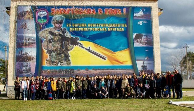 Дніпровські школярі відвідали повітрянодесантну бригаду