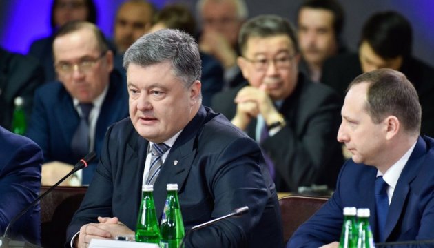 Poroshenko: La respuesta correcta a la amenaza rusa es aumentar la financiación del ejército