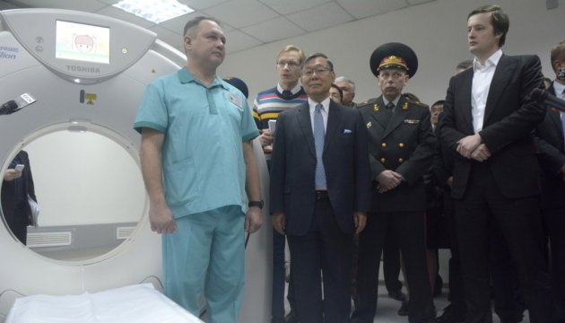 Посол Японії Шігекі Сумі передав медичне обладнання вінницьким військовим медикам