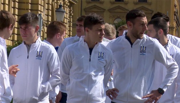 La selección de Ucrania de fútbol llega a Zagreb. Video 