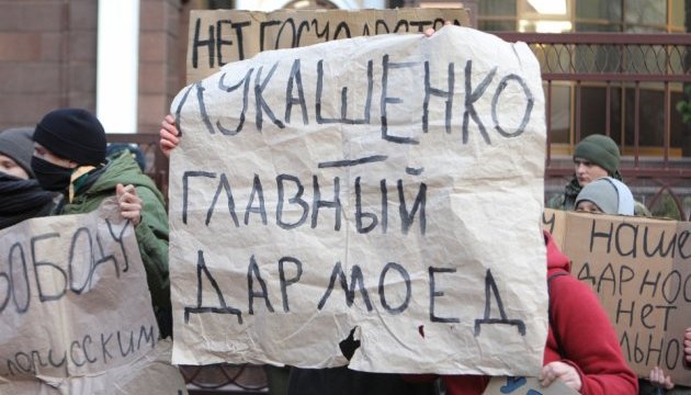 Білорусь депортує двох українців, затриманих під час протестів