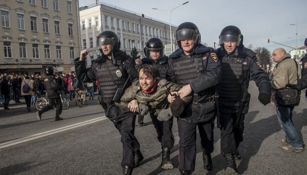 EU fordert von Russland, Demonstranten unverzüglich freizulassen