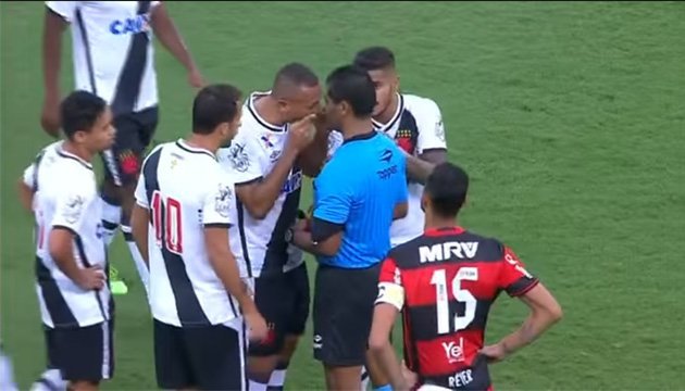 Бразильський рефері симулював напад футболіста