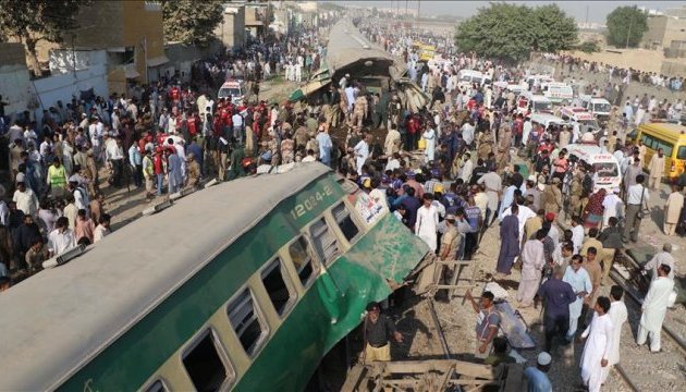 У Пакистані потяг зіткнувся з вантажівкою, двоє загиблих