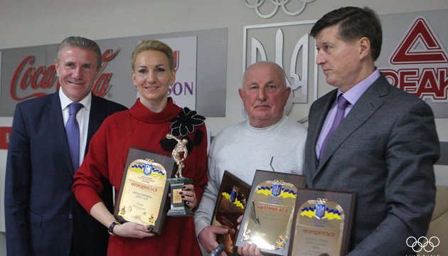Олена Підгрушна як краща спортсменка місяця отримала нагороду НОК