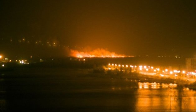На околицях Києва зайнялася велика пожежа