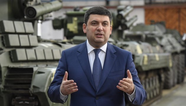 Україна може самостійно виготовляти комплектуючі до військової техніки - Гройсман