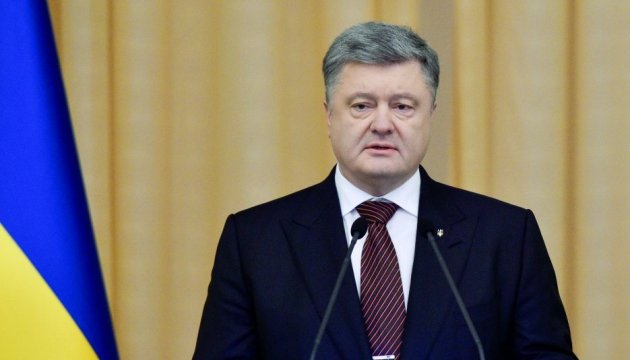 Poroshenko presentó la declaración electrónica de 2016