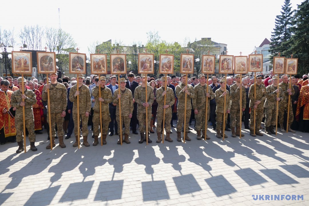 Військовослужбовці під час хресної дороги на площі Ринок, Івано-Франківськ, 2 квітня 2017 року. Фото: Юрій Рильчук.